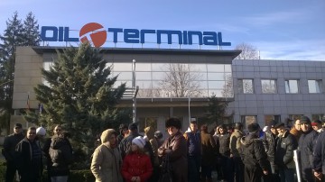 În urma protestelor angajaţilor Oil Terminal, acţionarii au respins planul de administrare. Consiliul de Administraţie a fost revocat